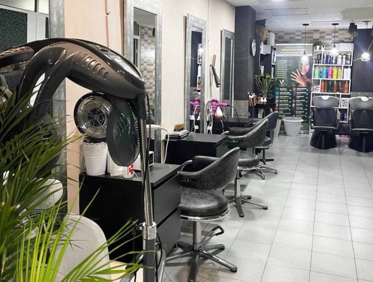¡Gran Oportunidad de Negocio! Traspaso de Peluquería y Estética en Zona Franca, Barcelona