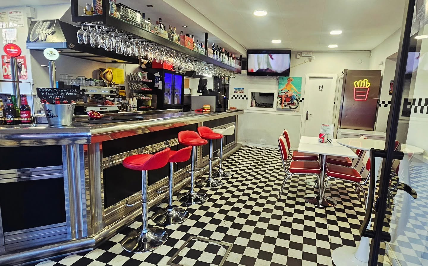 ¡OPORTUNIDAD ÚNICA! Traspaso de Restaurante con Licencia C3 y Gran Terraza en Badalona (Zona Llefià) – Conectado con Barcelona - Arcadia Barcelona
