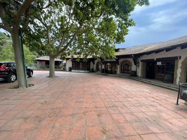 Masía Restaurante en Venta a 20 Minutos de Barcelona: Finca Exclusiva con 4 Viviendas y 109.000 m² de Terreno