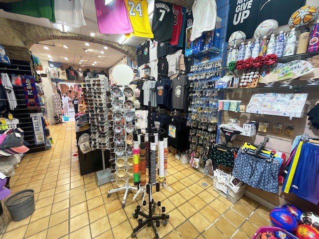 TIENDA DE SOUVENIRS EN TRASPASO EN CIUTAT VELLA – BARCELONA