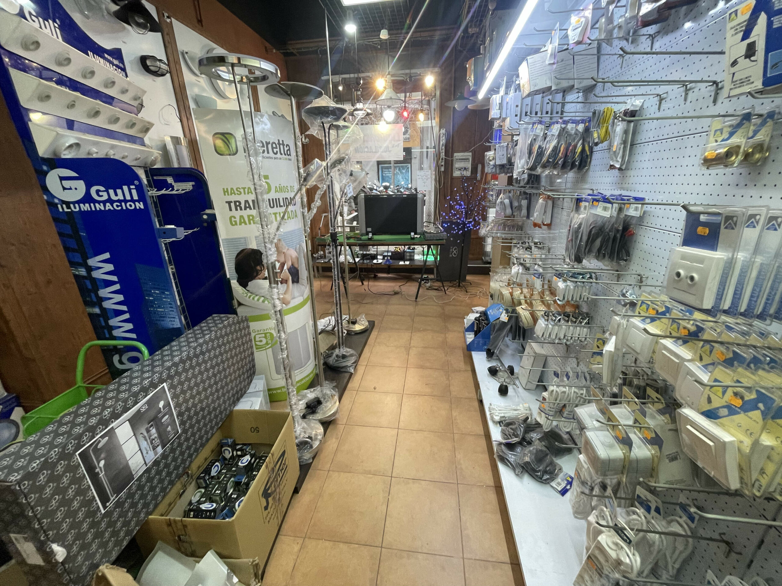 Tienda suministros eléctricos en l'Esquerra de Barcelona: Traspaso por Jubilación con Contrato de 10 Años